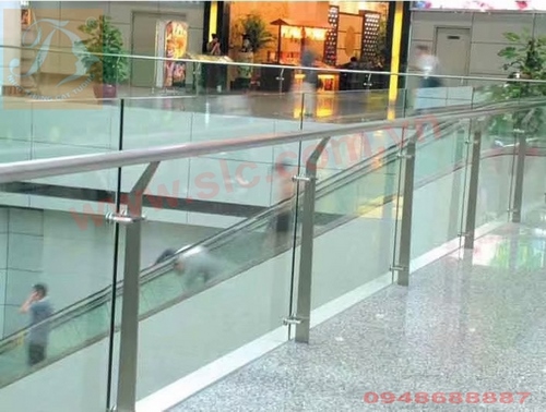 Những mẫu lan can kính đẹp 011220185