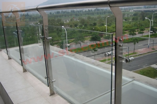 Những mẫu lan can kính đẹp 04122018