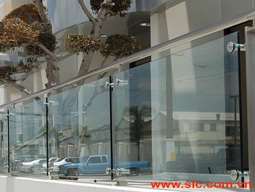 Lan can kính ban công cho cảm giác tươi mát và hiện đại